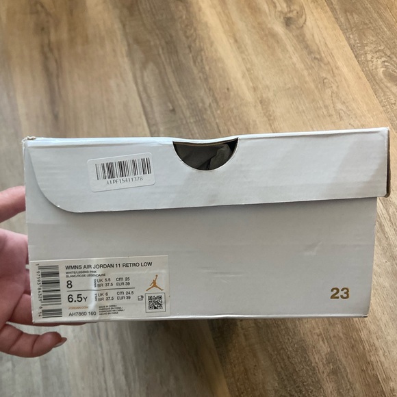 Air Jordan 11 Retro Low - Picture 5 of 7